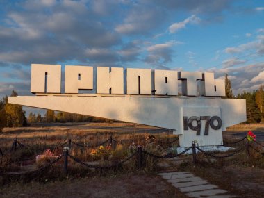 Çernobil 'de bir Pripyat kasabası tabelası (tabelada Pripyat yazıyor - Rusça). Ukrayna