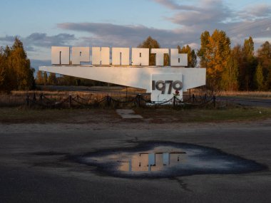 Çernobil 'de bir Pripyat kasabası tabelası (tabelada Pripyat yazıyor - Rusça). Ukrayna