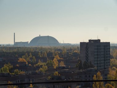 Hayalet kasaba Pripyat 'ın çatısı, kıyamet sonrası şehir ve Çernobil nükleer santralinin yeni lahiti. Sonbahar sezonu Çernobil Yasaklama Bölgesi, Ukrayna