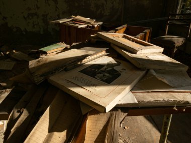 Pripyat hayalet kasabasındaki okulda kitaplardan ve defterlerden arta kalanlar. Çernobil Yasak Bölge. Ukrayna