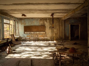 Pripyat 'taki terk edilmiş okulda sınıf. Çernobil Yasak Bölge. Ukrayna