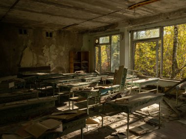 Pripyat 'taki terk edilmiş okulda sınıf. Çernobil Yasak Bölge. Ukrayna