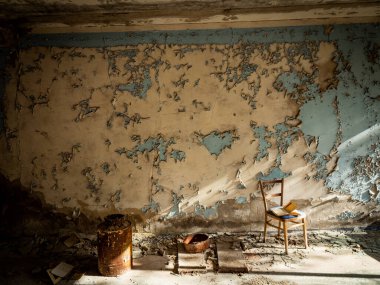 Çernobil Yasaklama Bölgesi 'ndeki terk edilmiş evde duvardan dökülen boya. Ukrayna