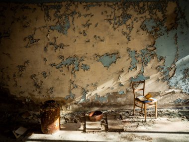 Çernobil Yasaklama Bölgesi 'ndeki terk edilmiş evde duvardan dökülen boya. Ukrayna