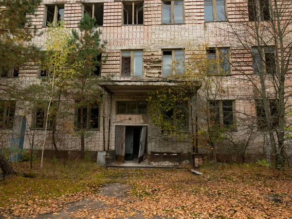 버려진 주거용 이전에 도로와 골목들은 나무와 관목들에 영혼의 피아트 체르노빌 — 스톡 사진