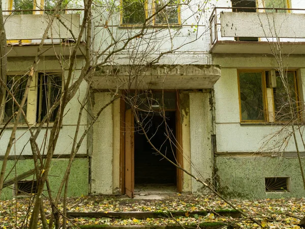 Edificio Residencial Abandonado Las Carreteras Callejuelas Anteriores Son Tomadas Por — Foto de Stock