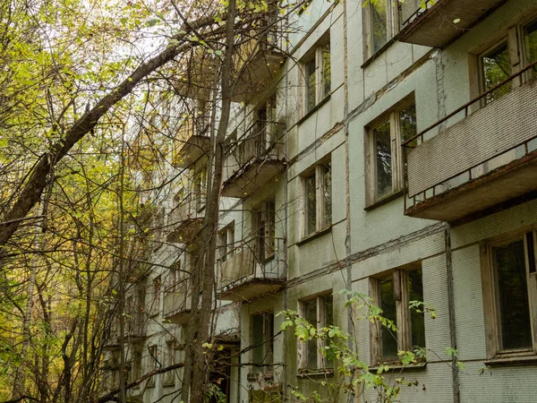 버려진 주거용 이전에 도로와 골목들은 나무와 관목들에 영혼의 피아트 체르노빌 — 스톡 사진