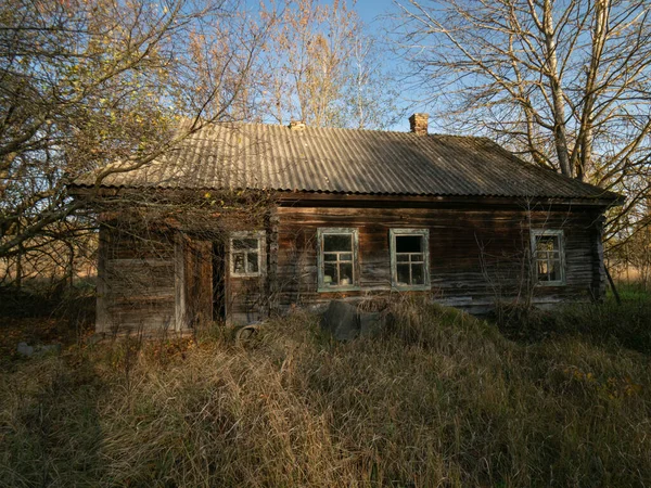 Kranse 'deki eski ahşap ev, Ukrayna' da terk edilmiş Çernobil Bölgesi 'nde küçük bir köy.