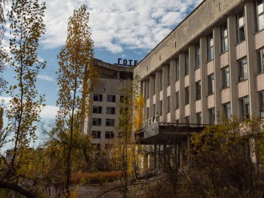 Parti evi, arka planda da Beyaz Saray ve otel var. Pripyat 'taki Sovyet Partisi' nin genel merkezi olan bina. Beton alınıyor ama doğa ve yapı bozuluyor. Çernobil Yasak Bölge. Metnin Rusça olarak Ukrayna Çevirisi