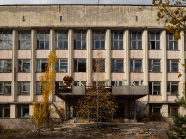 Parti evi, aynı zamanda Beyaz Saray. Prypriat 'taki Sovyet Partisi' nin genel merkezi olan bina. Beton alınıyor ama doğa ve yapı bozuluyor. Çernobil Yasak Bölge. Ukrayna. Metnin Rusça çevirisi: Karmaşık