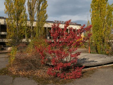 Pripyat 'ta terk edilmiş bir hayalet kentte enerji evi, kıyamet sonrası şehir, Çernobil sınırlama bölgesinde sonbahar sezonu, Ukrayna. Rusça yazı: 