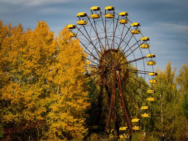 Pripyat hayalet kasabasındaki terk edilmiş lunaparkta dönme dolap, kıyamet sonrası şehir, Çernobil 'de sonbahar mevsimi yasaklama bölgesi, Ukrayna
