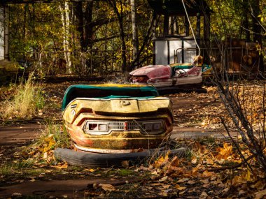 Sonbaharda Pripyat, Çernobil Yasak Bölge 'deki terk edilmiş lunaparkta çarpışan arabalar. Ukrayna