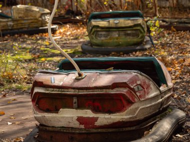 Sonbaharda Pripyat, Çernobil Yasak Bölge 'deki terk edilmiş lunaparkta çarpışan arabalar. Ukrayna