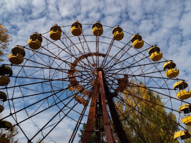 Pripyat hayalet kasabasındaki terk edilmiş lunaparkta dönme dolap, kıyamet sonrası şehir, Çernobil 'de sonbahar mevsimi yasaklama bölgesi, Ukrayna