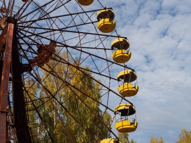 Pripyat hayalet kasabasındaki terk edilmiş lunaparkta dönme dolap, kıyamet sonrası şehir, Çernobil 'de sonbahar mevsimi yasaklama bölgesi, Ukrayna