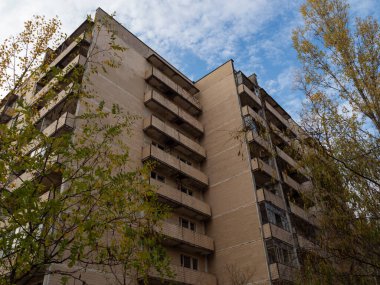 Terk edilmiş yerleşim alanı ve bina. Önceki yollar ve sokaklar ağaçlar ve çalılar tarafından alınır. Pripyat hayalet kasabası, Çernobil Yasaklama Bölgesi. Ukrayna.