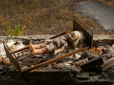 Çernobil 'deki reaktör patlamasından sonra terk edilmiş bir anaokulundaki oyuncak bebek. Pripyat Ukrayna