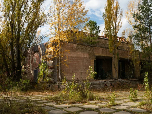 Verlaten Gebouw Van Bioscoop Pripyat Oppervlakte Ingenomen Door Natuur Rottend — Stockfoto