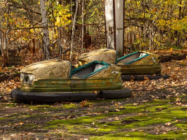 秋にチェルノブイリ排他区プリピャートの遊園地で放棄された遊園地でバンパー車 ウクライナ — ストック写真