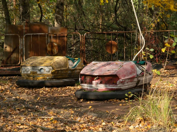 Sonbaharda Pripyat, Çernobil Yasak Bölge 'deki terk edilmiş lunaparkta çarpışan arabalar. Ukrayna