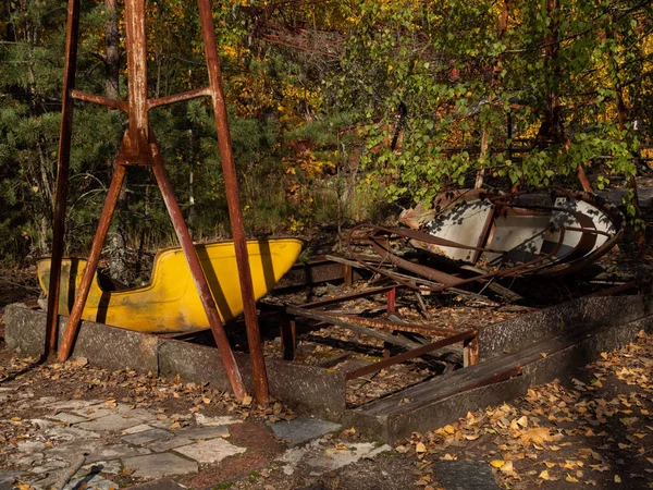 Verlassener Freizeitpark Der Geisterstadt Pripjat Überwucherte Bäume Und Einstürzende Gebäude — Stockfoto