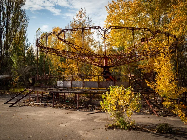 Parc Attractions Abandonné Dans Ville Fantôme Pripyat Arbres Envahis Bâtiments — Photo
