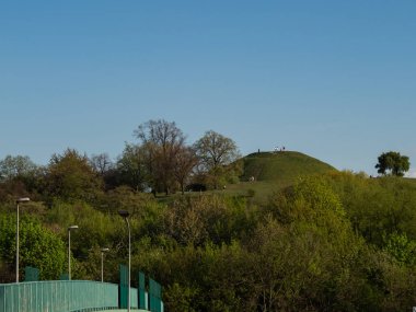 Cracow / Poland- 27 / 04 / 2020. Krakus tepesine bakın, tepesinde insanlar var ve etrafta dolaşıyorlar..