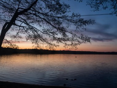 Hancza Gölü 'nde muhteşem bir gün batımı. Suwalski peyzaj alanı, Podlaskie, Polonya