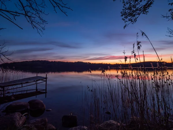 Atemberaubender Sonnenuntergang Mit Wunderschönen Himmelsspiegelungen Wasser Des Hancza Sees Landschaftspark lizenzfreie Stockfotos