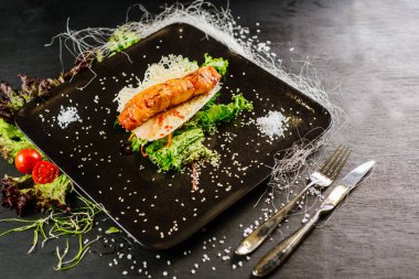 Siyah arka planda ızgara kırmızı balık somonu.