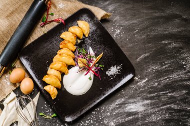 Ukrayna mutfağı, siyah arka planda malzemeleri olan varyeteler.