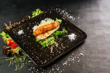 Siyah arka planda ızgara kırmızı balık somonu.