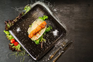 Siyah arka planda ızgara kırmızı balık somonu.