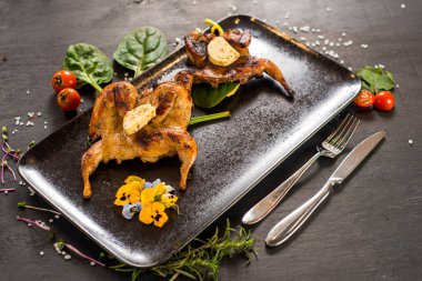 Ahşap zeminde iki ızgara bıldırcın.