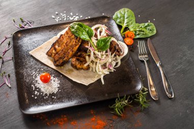 Ahşap arka planda sebzeli kavrulmuş kenarlar.