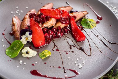 Ahşap arka planda sebzeli domuz eti tabağı.