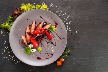 Ahşap arka planda sebzeli domuz eti tabağı.