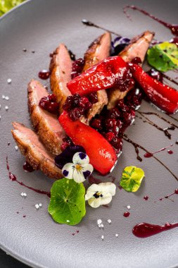 Ahşap arka planda sebzeli domuz eti tabağı.