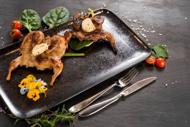 Ahşap zeminde iki ızgara bıldırcın.