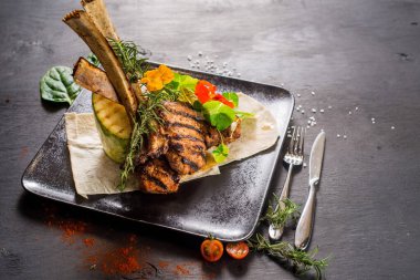 Ahşap arka planda sebzeli kavrulmuş kenarlar.