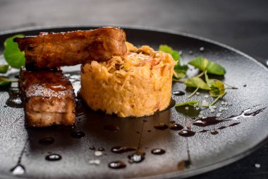 Siyah zemin üzerinde lahana olan taze kızarmış balık çubukları.