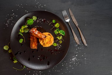 Siyah zemin üzerinde lahana olan taze kızarmış balık çubukları.