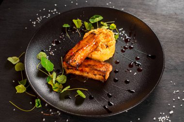 Siyah zemin üzerinde lahana olan taze kızarmış balık çubukları.