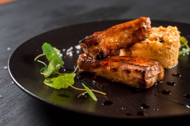 Siyah zemin üzerinde lahana olan taze kızarmış balık çubukları.