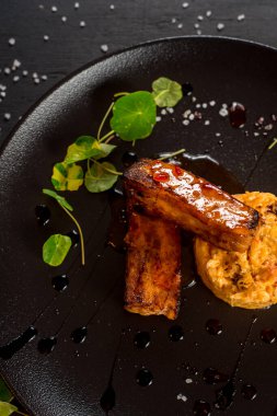 Siyah zemin üzerinde lahana olan taze kızarmış balık çubukları.