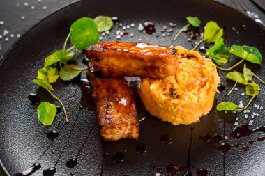 Siyah zemin üzerinde lahana olan taze kızarmış balık çubukları.