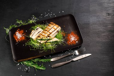 Sebze dolması sarılı pide ekmeği.