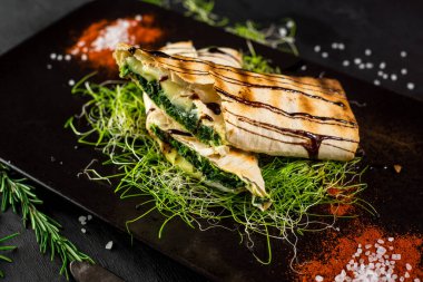 Sebze dolması sarılı pide ekmeği.