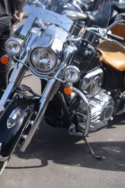 Dizide krom detaylar ve diğer parçaları olan bir motosiklet, açık hava derinliği ile yakın çekim